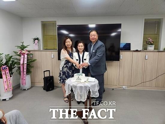 김경일 경기 파주시장(오른쪽)이 지난 16일 진행된 성매매피해자 자활지원센터 개소식을 마친 뒤 센터 관계자들과 기념촬영을 하고 있다./파주시