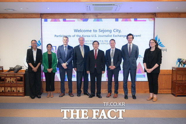 최민호 세종시장(완쪽서 5번째)이 16일 한국언론진흥재단이 추진하는 ‘2025 한미 언론교류 프로그램’을 통해 초청된 외신 기자단관 환담하고 기념촬영을 하고 있다. /세종시