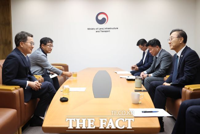 김동연 경기도지사와 김윤덕 국토교통부 장관이 17일 만나 현안을 논의하고 있다./경기도