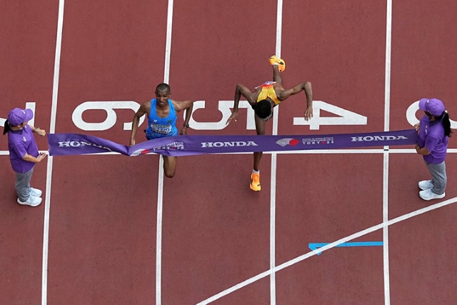 '0.03초 차이' 탄자니아의 알폰소 필릭스 심부(왼쪽)가 지난 15일 2025 도쿄 세계육상선수권대회 남자 마라톤에서 2시간9분48초의 기록으로 우승했다. 2위 아마날 페트로스(독일)도 같은 기록이지만 사진판독 결과 0.03초 뒤졌다. / AP뉴시스