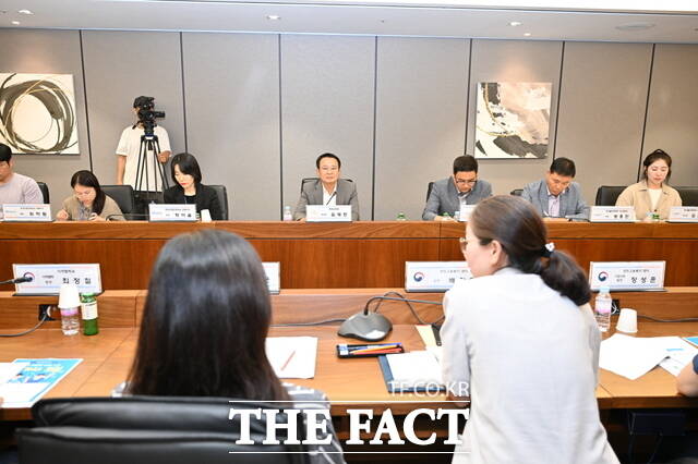 16일 완주군의회 김재천 부의장이 자동차업종 중소기업 고용안정을 위한 통합 기업지원TF 간담회에 참석해 고용노동부 전주지청, 전북도 등과 정기적인 정보 공유와 협력체계 강화를 통해 고용위기 극복에 공동 대응해 나가기로 했다. /완주군의회