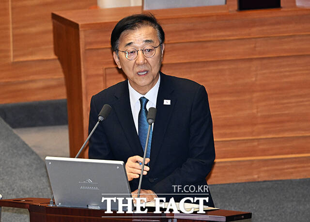 질의에 답변하는 김윤덕 국토교통부 장관.