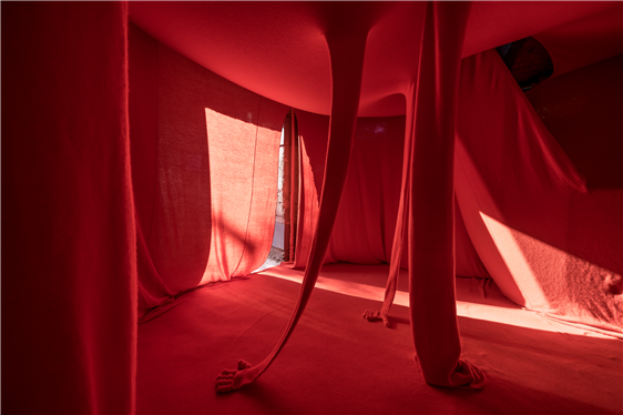 신예선 작가는 한국전쟁 당시 북한군 감시를 위해 쓰인 태백경찰서 망루를 빨간 내복을 상징하는 모직 내피로 덮어 이 공간에서 따듯하고 포근함이 느껴지게 했다. /탄탄마을협동조합