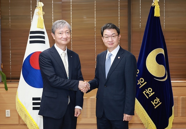이억원 금융위원장(오른쪽)과 이찬진 금융감독원장이 16일 정부서울청사에서 회동을 하고 있다. /금융위원회