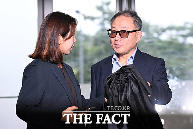 한석훈 전 국가인권위 비상임위원이 17일 오전 서울 서초구 한샘빌딩에 마련된 순직 해병 특검 사무실에 참고인 신분으로 출석하고 있다. /서예원 기자