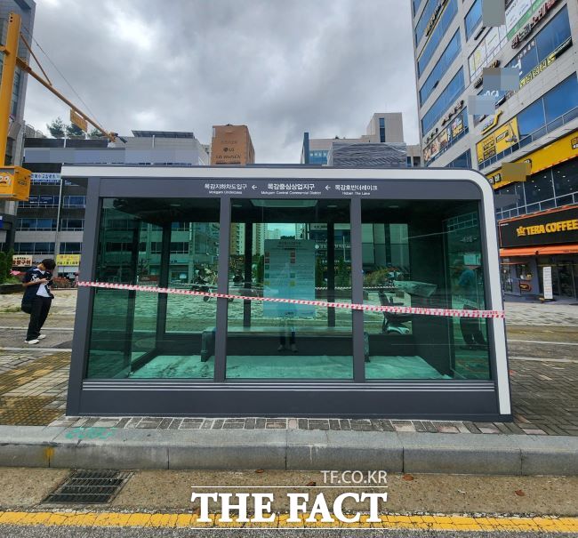 목감중심상업지구 버스정류소에 설치 공사 중인 스마트 셸터 모습 /시흥시