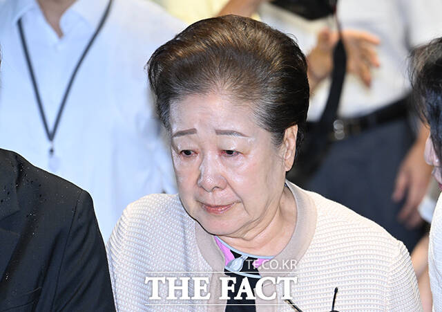 한학자 세계평화통일가정연합(통일교) 총재가 17일 오전 서울 종로구 KT광화문빌딩 웨스트에 마련된 김건희특검 사무실에 출석하고 있다. /박헌우 기자