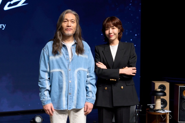 이날 간담회는 작사가 김이나(왼쪽)이 진행을 맡았다. 김이나는 임재범의 여덟 번째 정규 앨범 수록곡 라이프 이스 드라마의 작사가로 참여했다./블루씨드엔터테인먼트