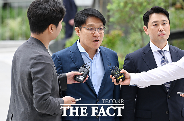 공천개입 의혹을 받는 김상민 전 부장검사가 9일 오전 서울 종로구 KT광화문빌딩 웨스트에 마련된 김건희특검 사무실로 출석하며 입장을 밝히고 있다. /박헌우 기자