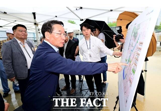 유정복 인천시장이 17일 남동국가산단 재생사업 공영주차장 조성현장을 점검하고 있다./인천시