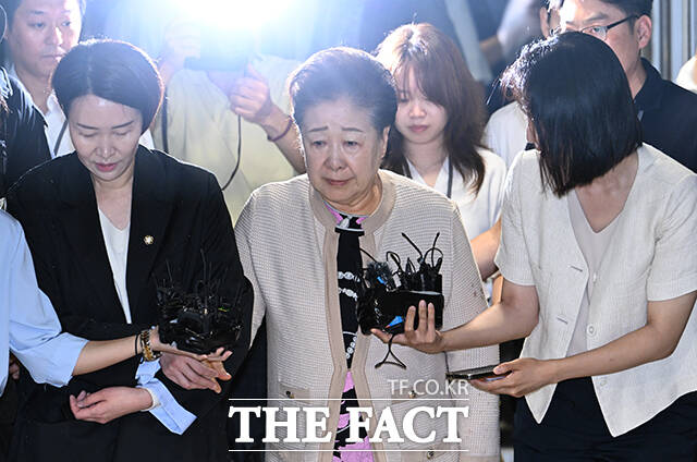 한학자 세계평화통일가정연합(통일교) 총재가 17일 오전 서울 종로구 KT광화문빌딩 웨스트에 마련된 김건희특검 사무실에 출석하고 있다. /박헌우 기자