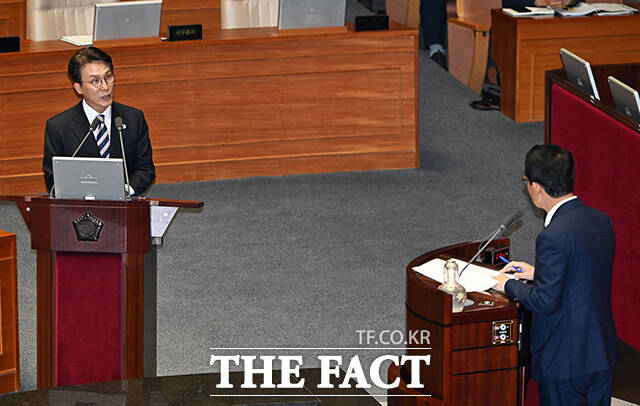 김상훈 국민의힘 의원의 질의에 답변하는 김민석 국무총리.