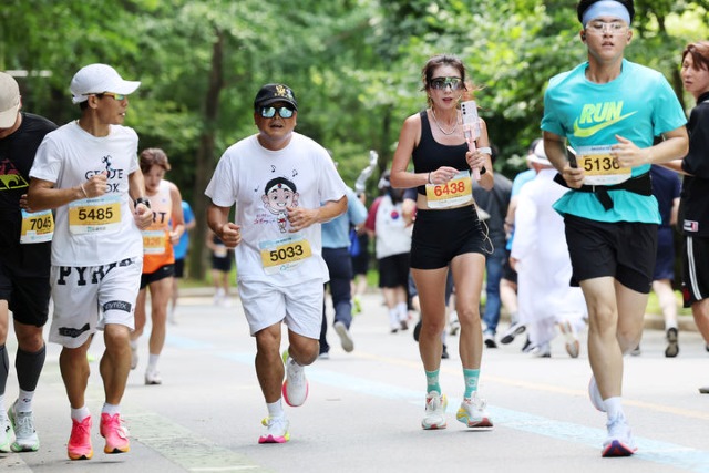 지난 6월 광복 80주년 기념 제1회 천안독립기념관마라톤 대회에서 '국민 마라토너' 이봉주(가운데)가 참가자들과 함께 달리고 있다. 희귀병에서 벗어나고 있는 이봉주는 이날 5km 부문에 참석해 25분대의 기록으로 완주했다. 선수시절 이봉주는 5km를 평균 15분대에 주파했다. / 대회 조직위