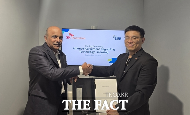 김필석 SK이노베이션 환경과학기술원장(오른쪽)이 16일 포르투갈에서 열린 패스트마켓 컨퍼런스(Fastmarkets Conference)에서 수산화리튬 회수 기술 상용화를 위한 양해각서(MOU)를 체결하고 있다. /SK이노베이션