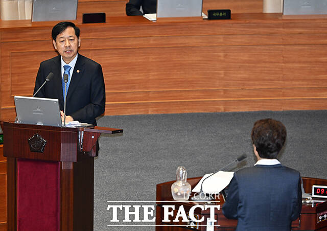 구윤철 경제부총리 겸 기획재정부 장관이 17일 오후 서울 여의도 국회에서 열린 경제 분야에 대한 대정부질문에 참석해 질의에 답변을 하고 있다. /국회=배정한 기자