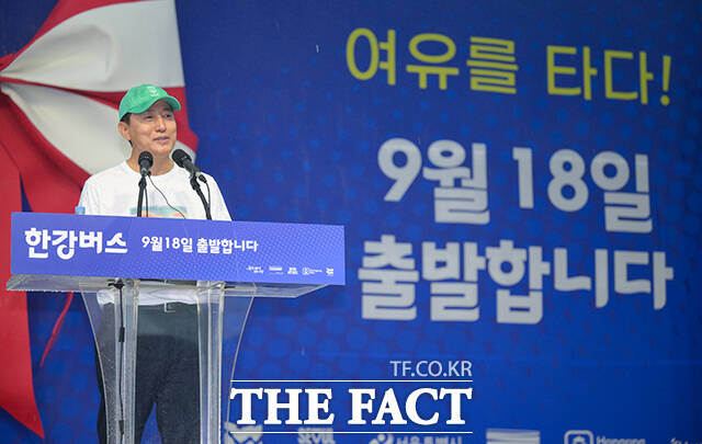 오세훈 서울시장이 17일 오전 서울 한강버스 여의도선착장에서 열린 한강버스 취항식에서 인사말을 하고 있다. /장윤석 기자