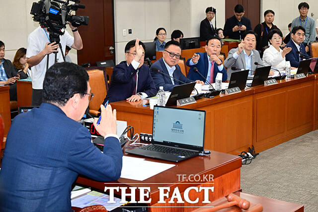 17일 오전 서울 여의도 국회에서 열린 행정안전위원회 전체회의에서 서범수 야당 간사를 비롯한 국민의힘 의원들이 정부조직법 처리와 관련해 항의하고 있다. /국회=남윤호 기자