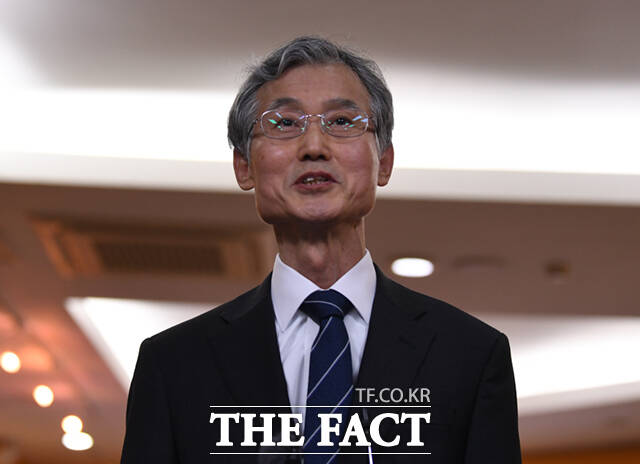 조희대 대법원장과 부인 박은숙 씨가 제22대 국회의원선거일인 10일 오전 서울 용산구 중부기술교육원에 마련된 한남동 제3투표소에서 투표를 마친 뒤 소감을 밝히고 있다./이새롬 기자