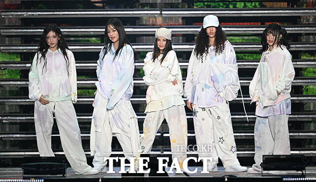 그룹 뉴진스가 활동을 중단한 지 반년이 지난 현재도 글로벌 음악시장에서 높은 경쟁력을 보이고 있다./더팩트DB