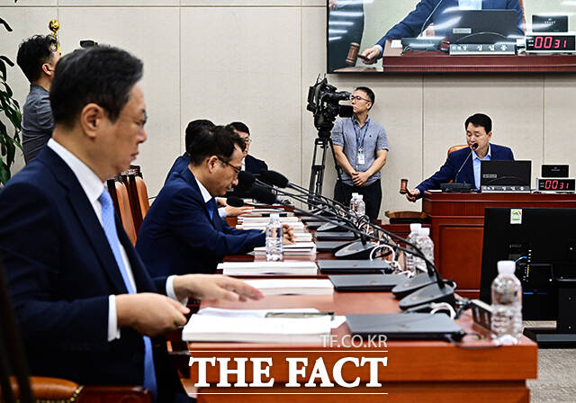 성일종 국방위원장이 17일 오전 서울 여의도 국회에서 열린 국방위원회 전체회의에 참석해 안건을 상정하고 있다. /국회=배정한 기자