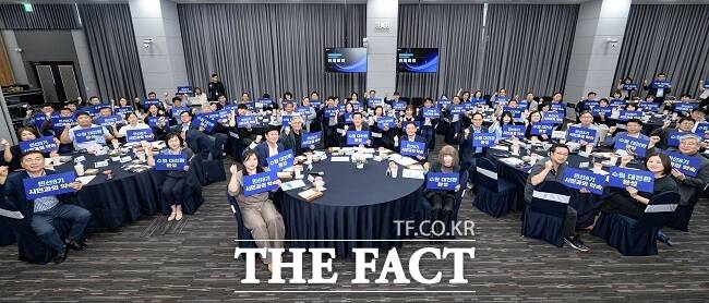 이재준 수원시장이 수원시 새로운수원위원회 위원들이 함께하고 있다. /수원시