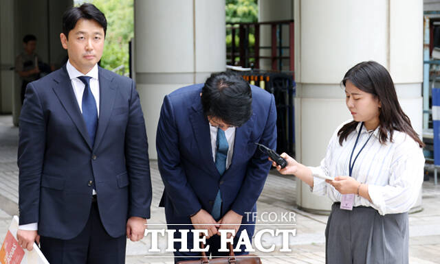 정치자금법 위반과 청탁금지법 위반 혐의를 받는 김상민 전 부장검사가 17일 오후 서울 서초구 서울중앙지방법원에서 열린 구속 전 피의자 심문(영장실질심사)에 출석하며 고개를 숙이고 있다.