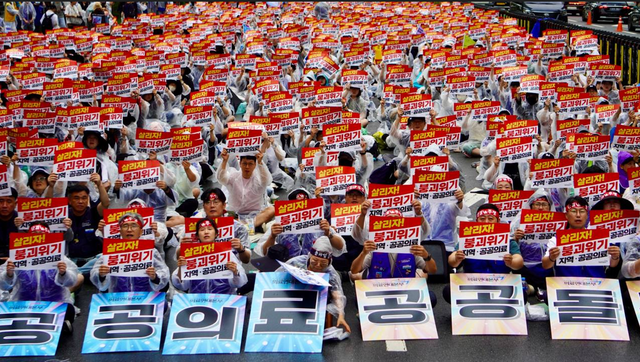 17일 서울대병원, 강원대병원, 경북대병원, 충북대병원 등 4개 국립대병원에서 일하는 민주노총 공공운수노조 의료연대본부 산하 조합원 간호사, 간호조무사, 임상병리사, 방사선사, 식당·미화 직원 가운데 중환자실 등 필수인원을 남긴 2000여명이 이날 하루 공동파업에 나섰다. 이들은 이날 서울 숭례문 앞에서 공동파업대회를 진행했다. /의료연대본부