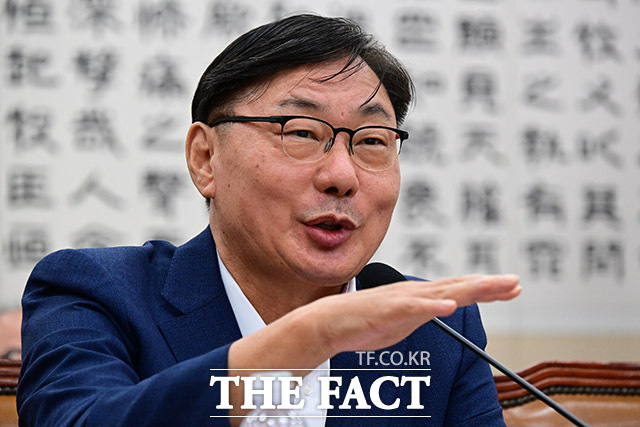 법무부가 쌍방울 대북송금 사건 수사 과정에서 조사실로 외부 음식이 반입되거나 불법 접견을 검찰이 허용했다는 의혹에 대한 감찰에 나선다. 이화영 전 경기도 평화부지사가 지난해 10월2일 오후 서울 여의도 국회 법제사법위원회에서 열린 박상용 수원지검 부부장검사에 대한 탄핵소추 사건 조사 관련 청문회에 증인 출석해 의원 질의에 답변하고 있다./남윤호 기자