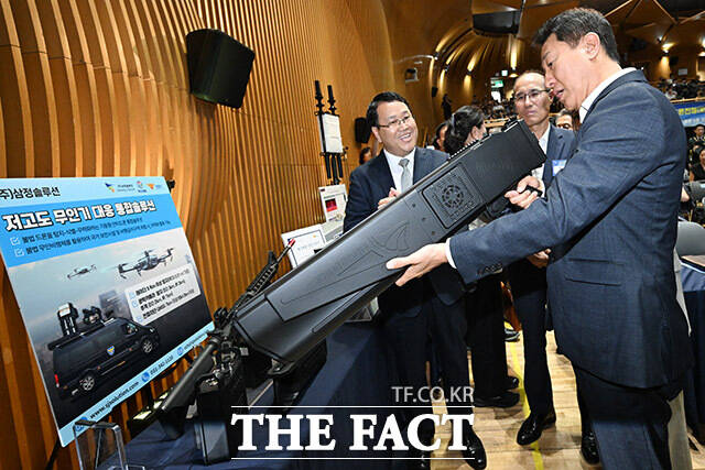 오세훈 서울시장이 17일 오후 서울 중구 서울시청에서 열린 서울시-수도방위사령부가 함께하는 안보포럼에서 드론 전파교란용 총(재밍건)을 살펴보고 있다. /남용희 기자