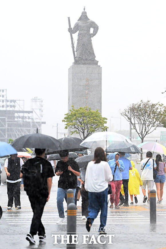 동남권 제외 서울 전역에 호의주의보 우산 쓰고 발걸음 재촉하는 시민들.