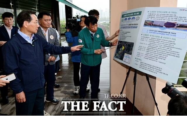 유정복 인천시장이 17일 소래습지생태공원을 찾아 지역 관광문화 활성화 방안을 점검하고 있다./인천시