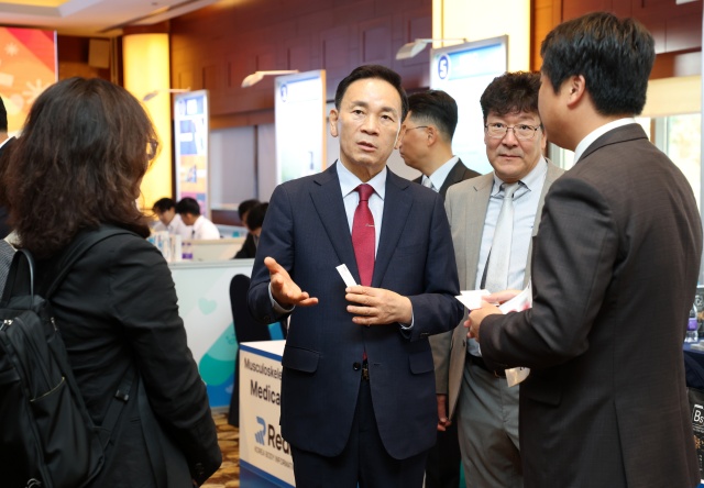 조성명 강남구청장이 16일 북경 조양구에서 열린 B2B 수출상담회에 참석하고 있다. /강남구