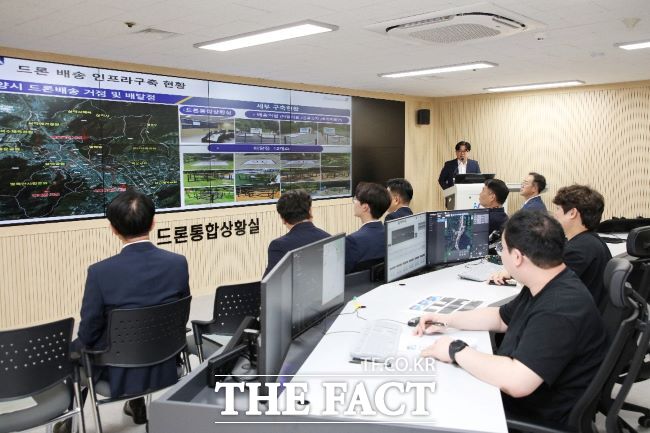 드론통합상황실 개소식에서 드론배송 운영 방식을 설명하고 있다. /안양시
