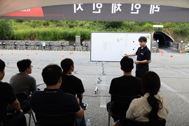 프로 드라이버가 레인 체인지 코스에 앞서 기초 이론 교육을 진행하고 있다. /토요타코리아