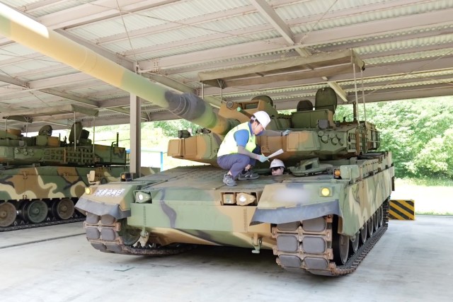 현대로템은 3년째 육군 야전부대 근접지원 활동을 전개 중이다. 현대로템 관계자가 최근 전남 장성군 육군 기계화학교를 방문해 K2전차 장비 점검을 진행하는 모습. /현대로템