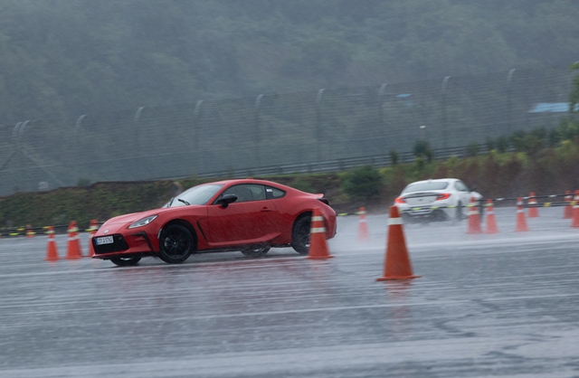 빗속에서 진행된 GR86 택시 드리프트 체험. 참가자들은 후륜구동 스포츠카 특유의 주행 감각을 동승 체험으로 느꼈다. /토요타코리아