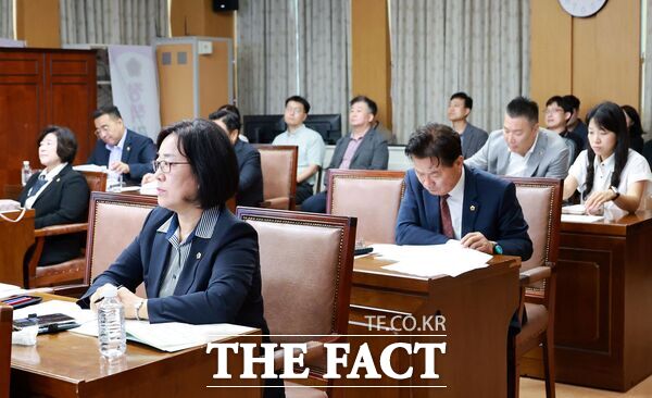대전시의회는 17일 시의회 3층 소통실에서 의원들의 청렴성과 법규 준수 의식 강화를 위해 2025년 제2차 찾아가는 지방의회 청렴 워크숍을 열었다. 참가한 의원들이 진지한 모습으로 강의를 듣고 있다. /대전시의회