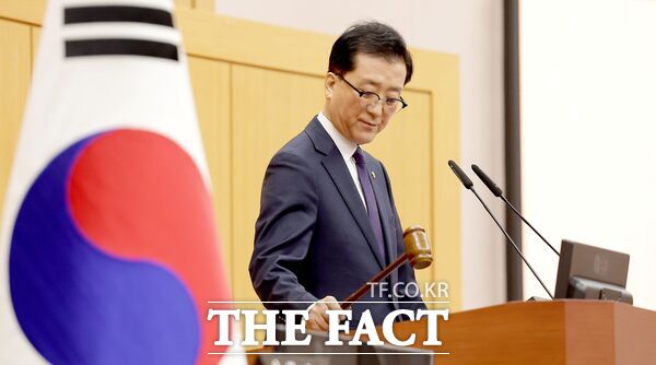 대전시의회는 17일 제3차 본회의를 열어 94건의 안건을 처리하고 제290회 임시회를 마무리했다. 조원휘 의장이 폐회를 선언하고 있다./대전시의회