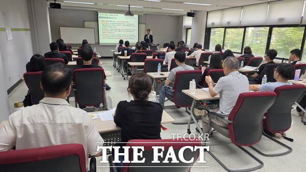 이갑상 신경주대학교 산업안전보건학과 교수가 16일 군 환경 관련 직무교육을 실시하고 있는 모습./정예준 기자