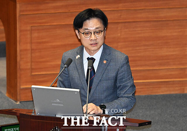 질의에 답변하는 김정관 산업부 장관.