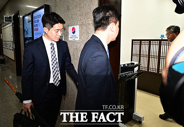 12·3 비상계엄 관련 내란·외환 혐의를 수사하는 내란 특검 관계자들이 17일 오후 서울 여의도 국회에서 김병기 더불어민주당 원내대표를 참고인 신분으로 조사하기 위해 원내대표실로 이동하고 있다. /국회=배정한 기자