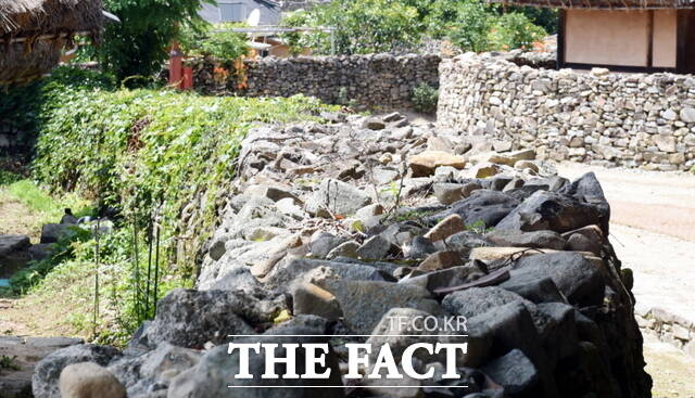 아산 외암민속마을의 돌담장은 공동체 전통과 전통기술의 흔적을 보여주는 생활유산이다. /아산시