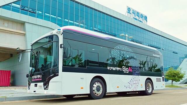 LG유플러스가 부산 오시리아 관광지구에서 시민이 직접 이용할 수 있는 자율주행버스 서비스를 시작했다. /LG유플러스