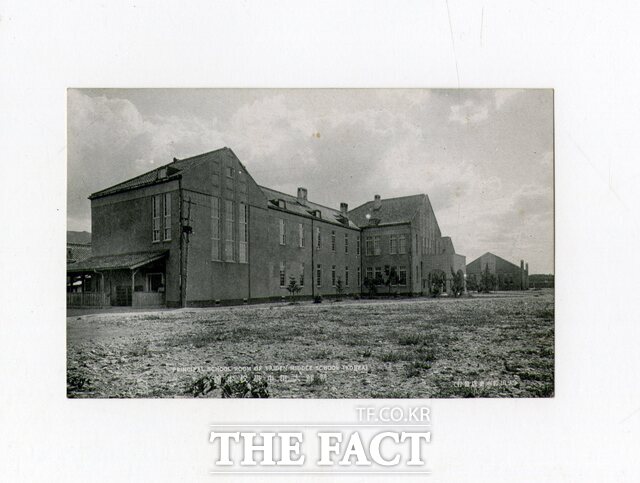 기증유물 소개전에 나온 일제강점기 대전중학교 사진 엽서. /대전시교육청