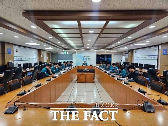 김덕현 경기 연천군수(가운데)를 비롯한 군 관계자들이 미산면 백석리 소재 돼지농장에서 아프리카돼지열병(ASF)이 발생한 데 따라 구성된 재난안전대책본부에서 상황을 점검하고 있다./연천군