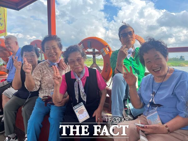 법동종합사회복지관이 16일, 백제문화단지에서‘마음건강 프로그램 해피투게더’의 일환으로 힐링 문화여행 ‘렛츠 고! 해피투어’를 진행했다. 사진은 백마강 황포돛배 유람을 통해 즐거워하고 있는 어르신들 모습./법동종합사회복지관