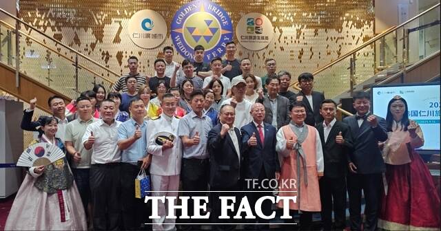 인천관광공사가 지난 14일 한중 카페리 위동항운 선상에서 중국 현지 27개 여행사 30여 명의 대표단을 대상으로 인천관광 설명회 개최한 뒤 기념촬영하고 있다./인천관광공사