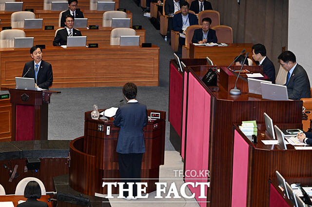 질의에 답변하는 구윤철 경제부총리 겸 기획재정부 장관.