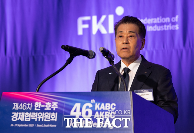 한-호주 경제협력위원회 제46차 합동회의가 17일 서울 여의도 FKI타워에서 개최된 가운데 한국 측 위원장 자격으로 참석한 장인화 포스코그룹 회장은 한-호주의 산업·혁신·지속·가능성 강화 방안을 주제로 핵심광물, 청정에너지뿐 아니라 안전, 재해까지 양국의 시대적 과제에 대한 협력 방안을 폭넓게 논의하고 연대를 다졌다. 장 회장이 이날 회의 개회사를 하는 모습. /포스코그룹