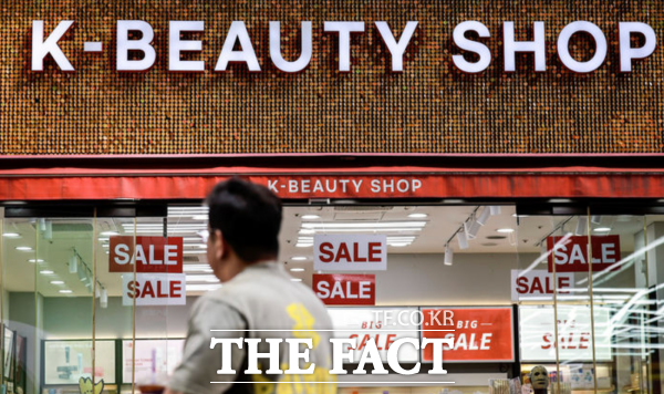 역대급 호황을 누리고 있는 국내 뷰티업계가 올해 채용에 적극적으로 나서고 있다. 사진은 서울 중구 명동을 찾은 한 외국인 여행객이 화장품 매장 앞을 지나고 있다. /뉴시스